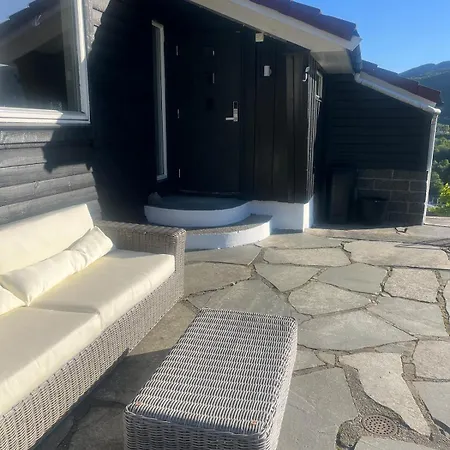 Modern Detached House By The Mountains & Sea *