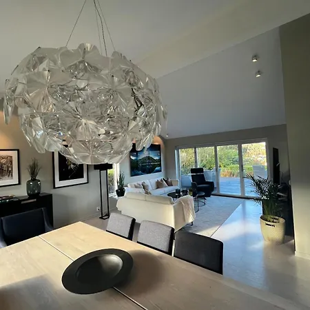 别墅 Modern Detached House By The Mountains & Sea