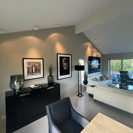 Modern Detached House By The Mountains & Sea *