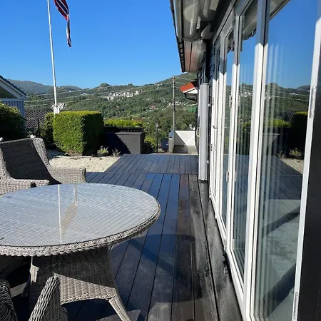 Modern Detached House By The Mountains & Sea *