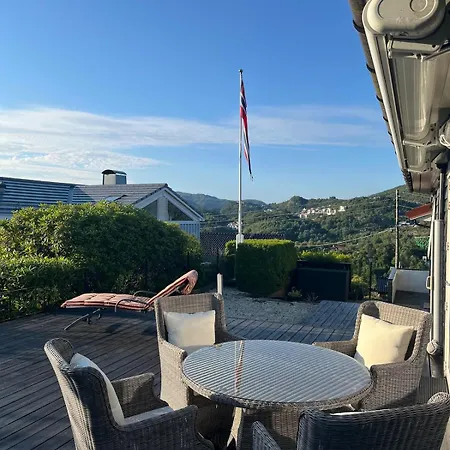 Modern Detached House By The Mountains & Sea 别墅 *