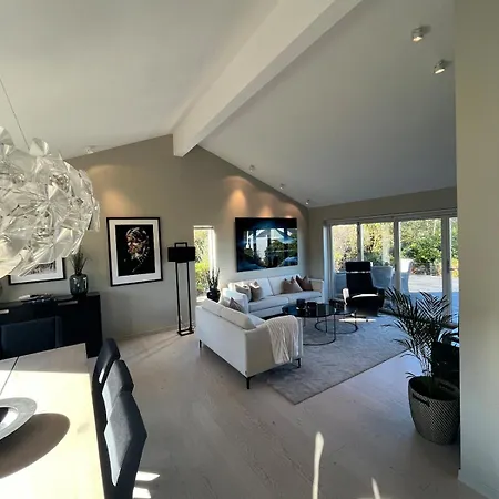 别墅 Modern Detached House By The Mountains & Sea *