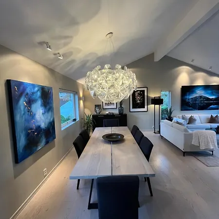 Modern Detached House By The Mountains & Sea