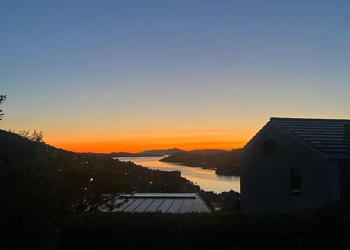 Modern Detached House By The Mountains & Sea *