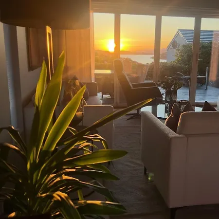 Modern Detached House By The Mountains & Sea 베르겐