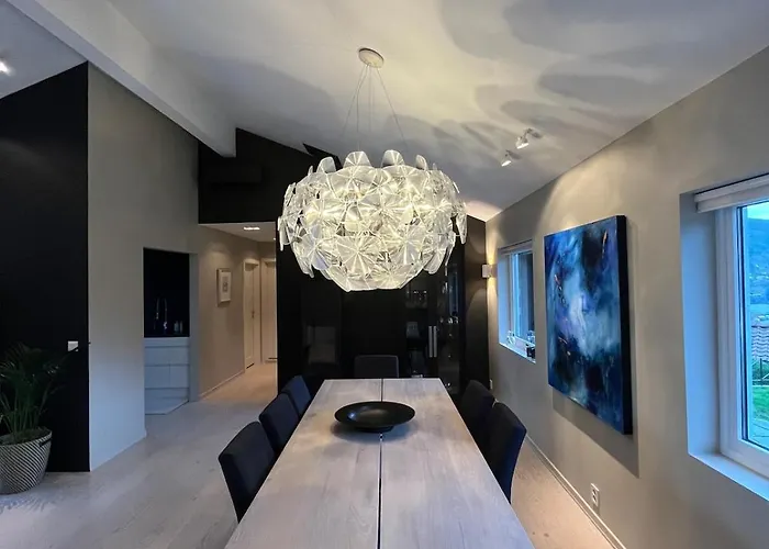 Modern Detached House By The Mountains & Sea